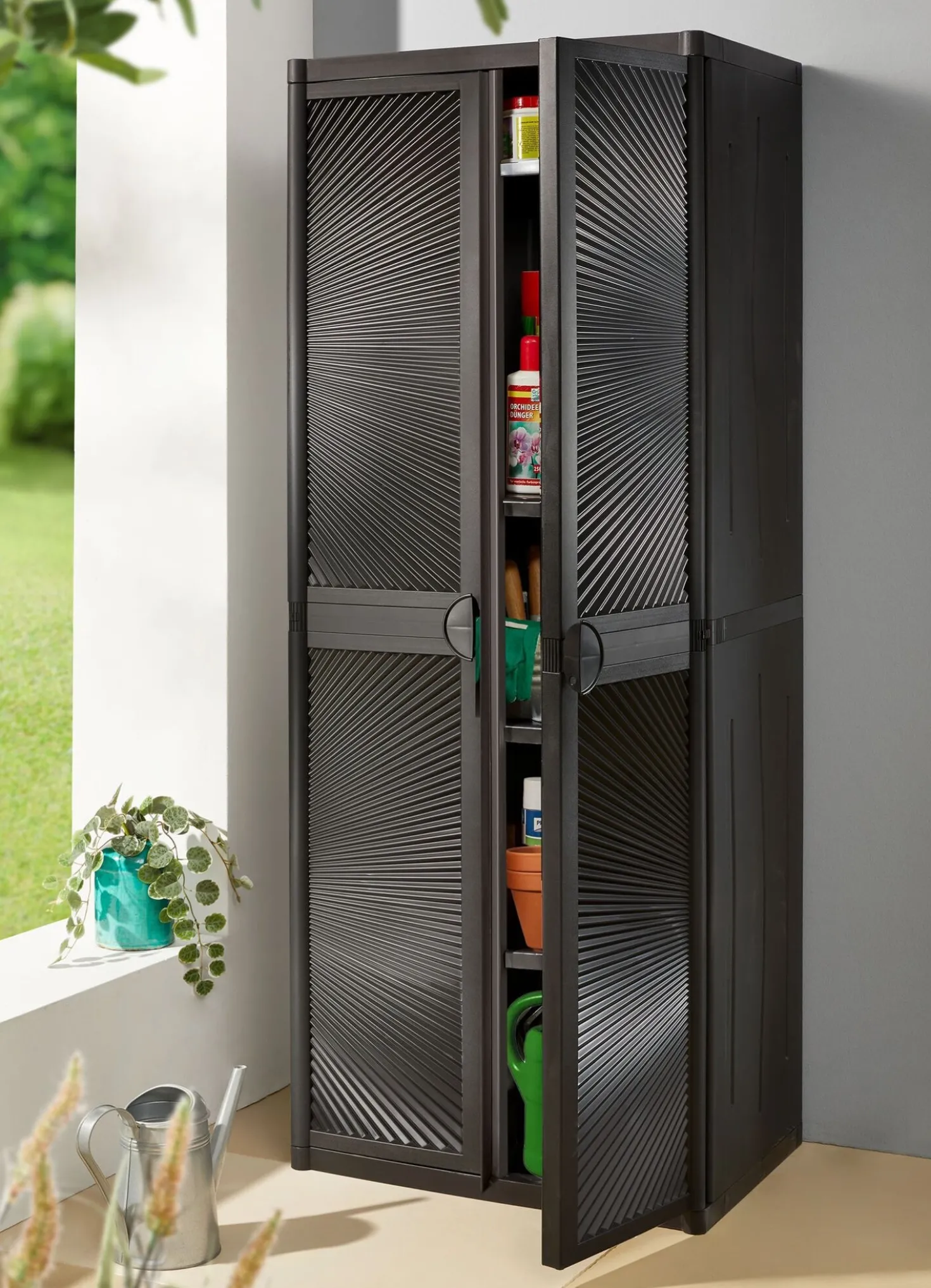 Gartenschrank mit strahlenförmigem Design an den Türen