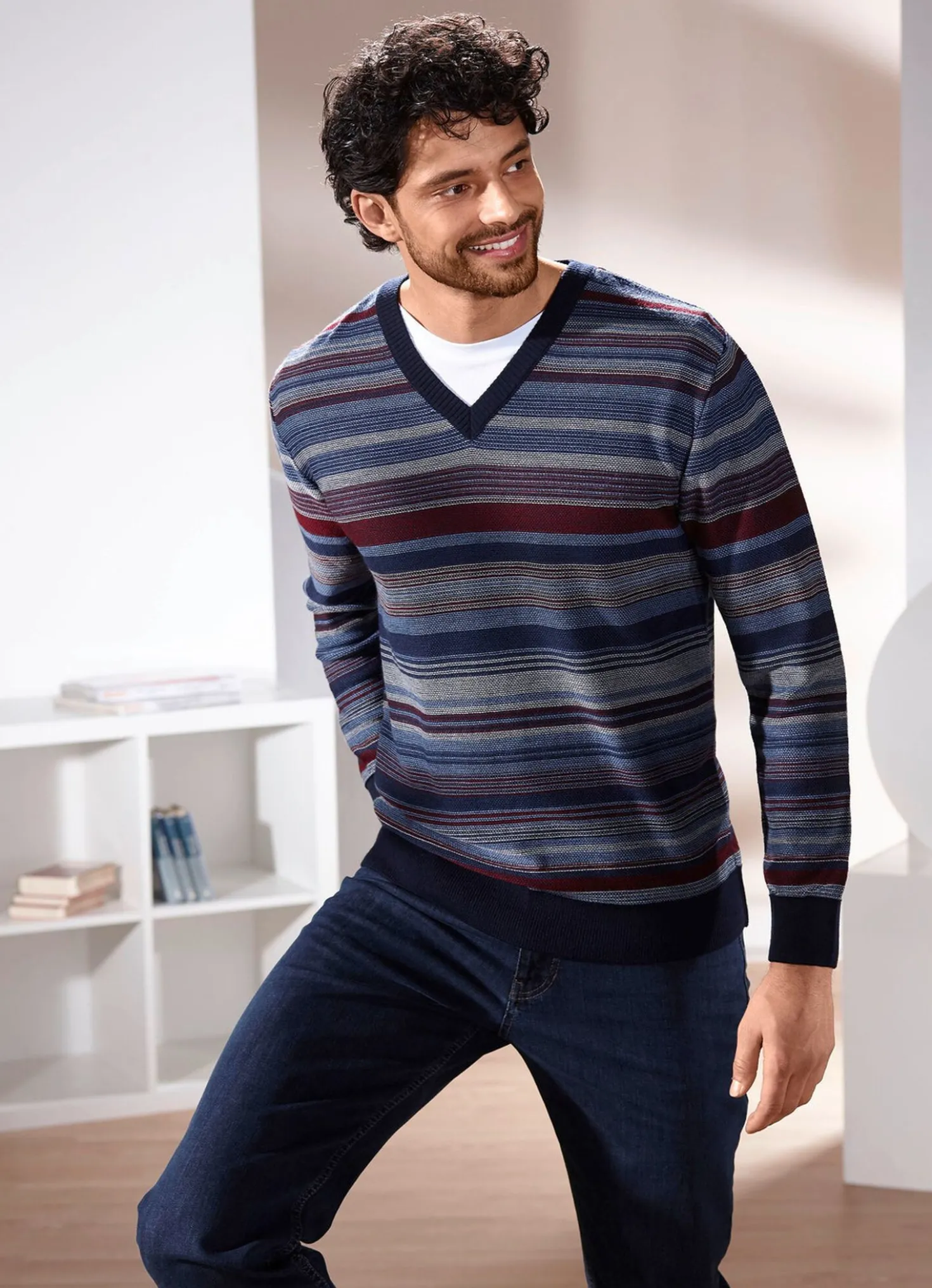 Gestreifter V-Pullover