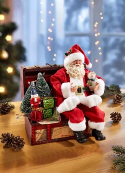 Handgefertigter Weihnachtsmann auf Truhe