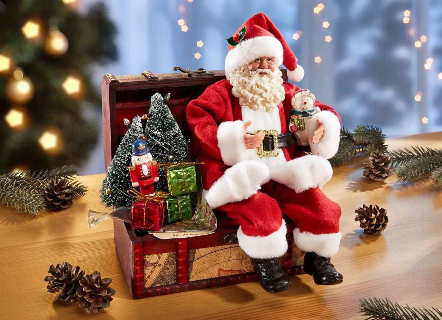 Handgefertigter Weihnachtsmann auf Truhe