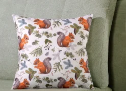 Herbstlicher Kissenbezug mit Eichhörnchen-Motiv