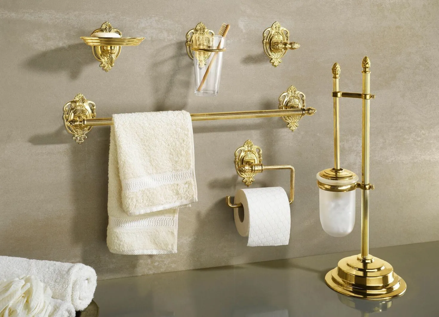 Herrliches Badezimmer-Zubehör aus poliertem Messing