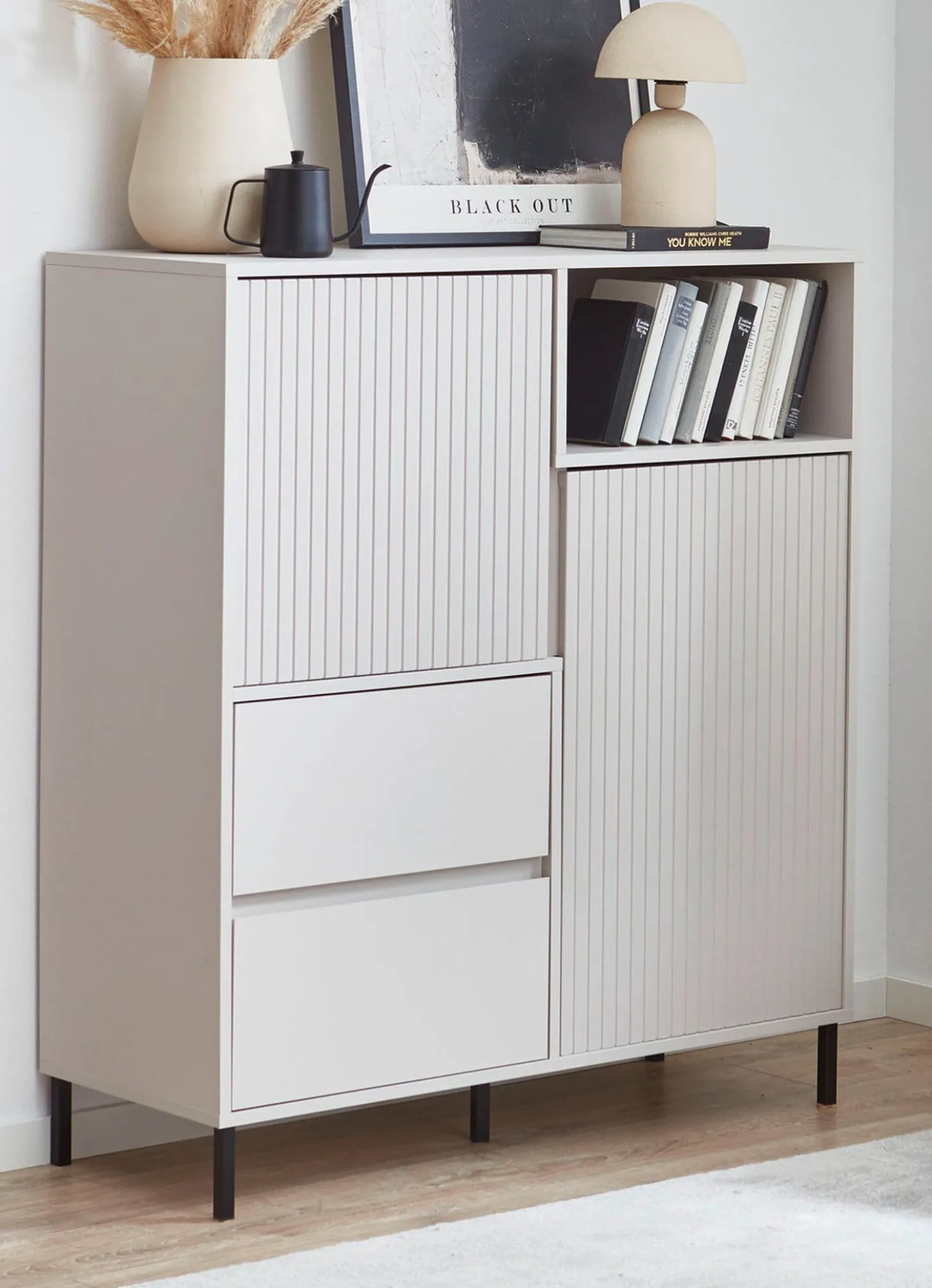 Highboard mit aufwendiger Rillenfront