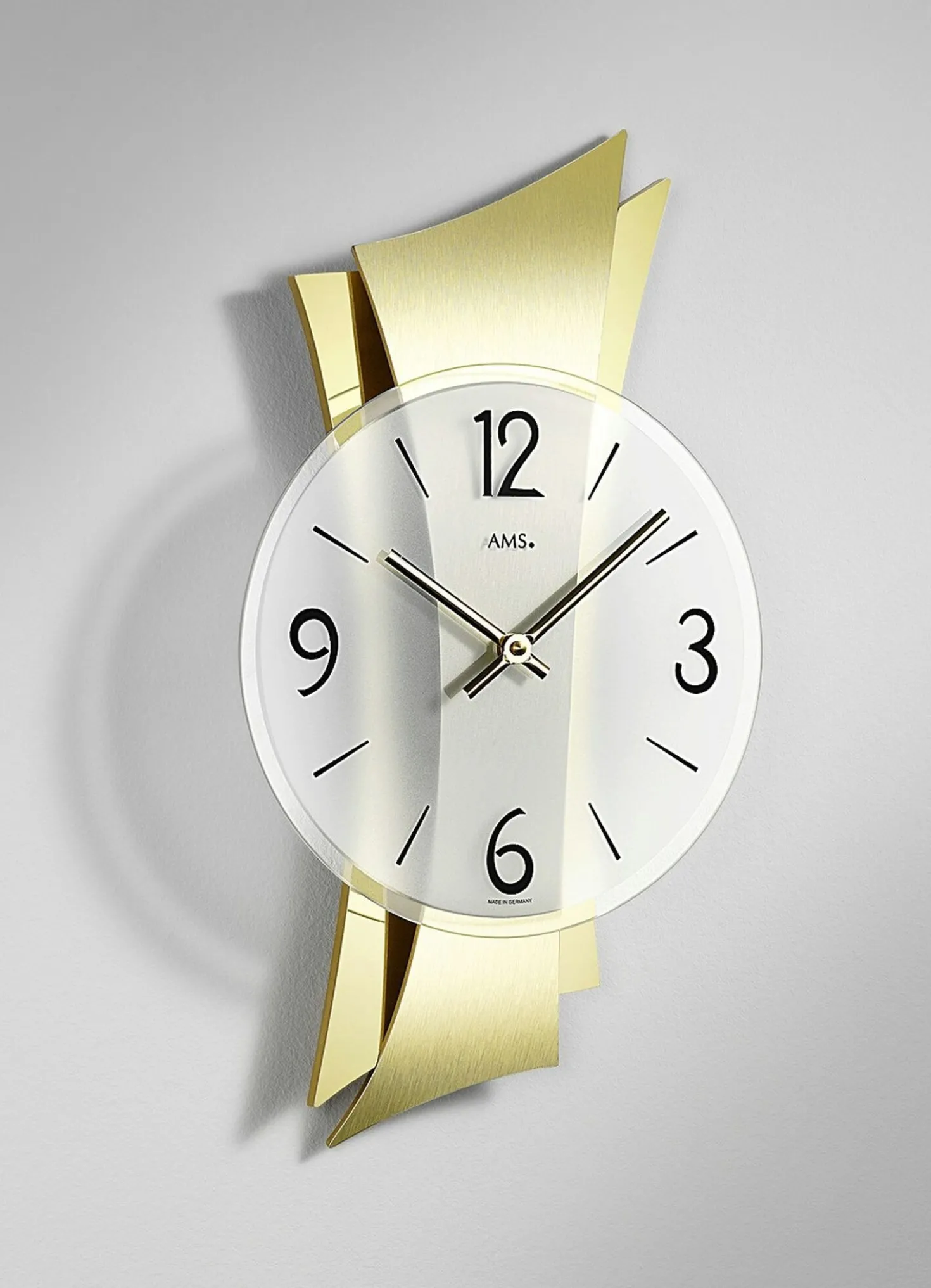 Hochwertige Wanduhr aus Messing mit geschwungener Rückwand