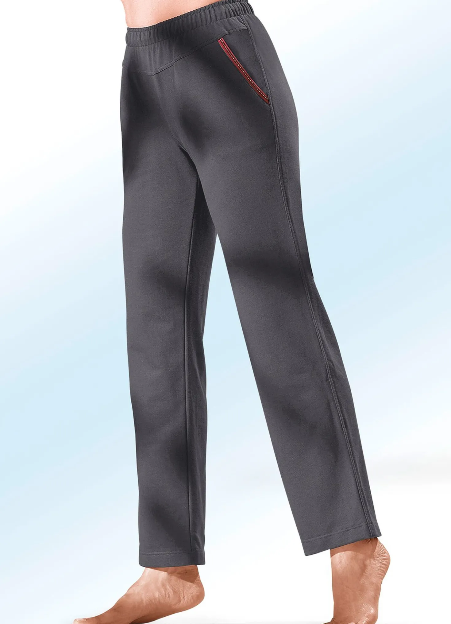 Hose mit Glanzgarn besticktem Zierband