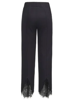 Hose mit Spitzeneinsätzen