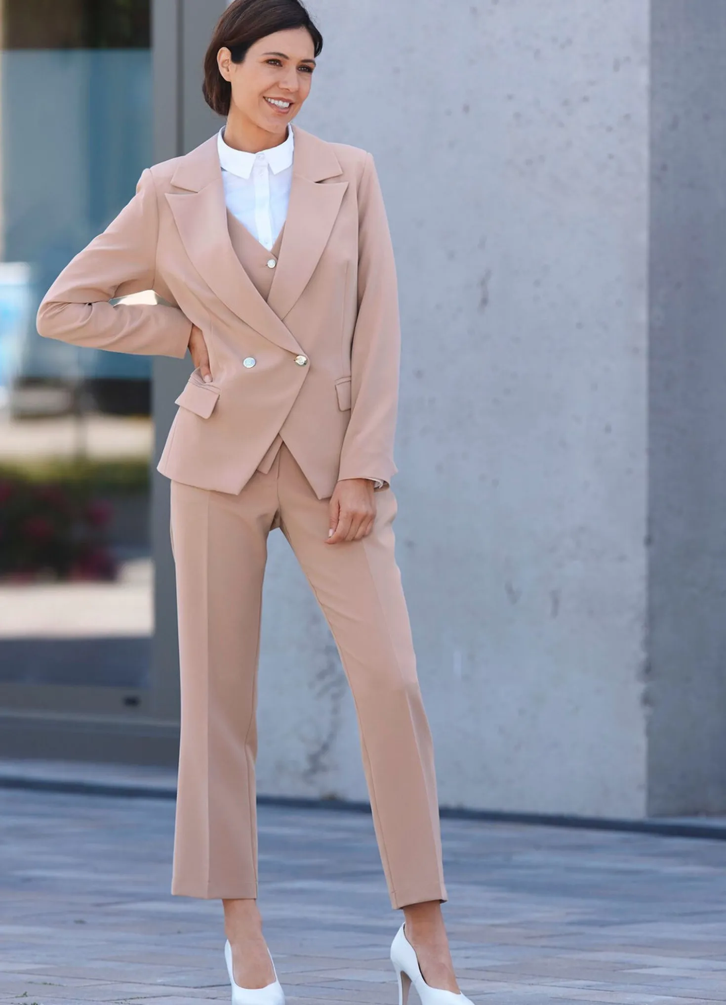 Hosenanzug mit doppelreihig geknöpftem Blazer