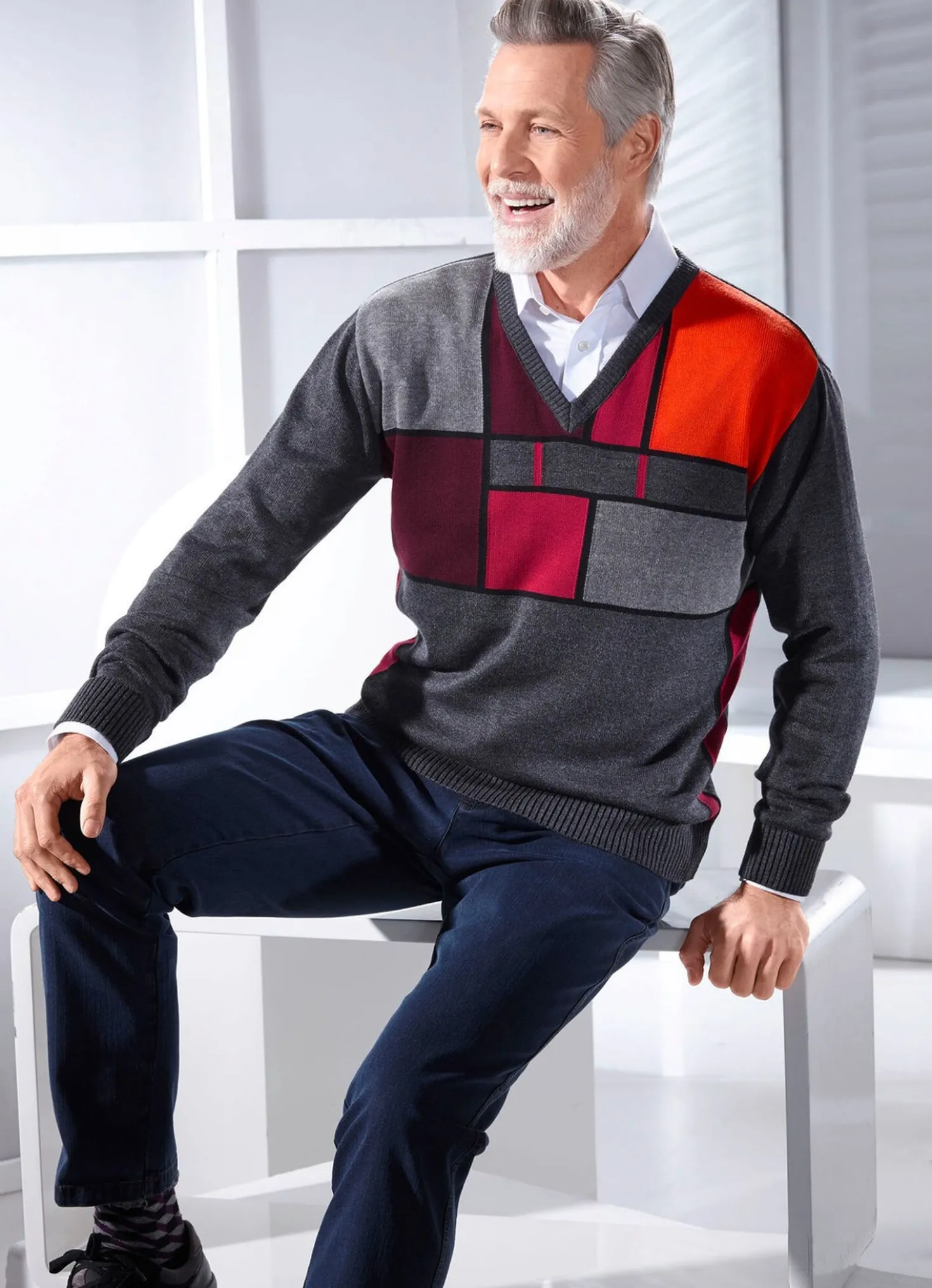 Interessanter V-Pullover mit Grafikmuster