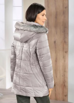Jacke mit abnehmbarer Kapuze