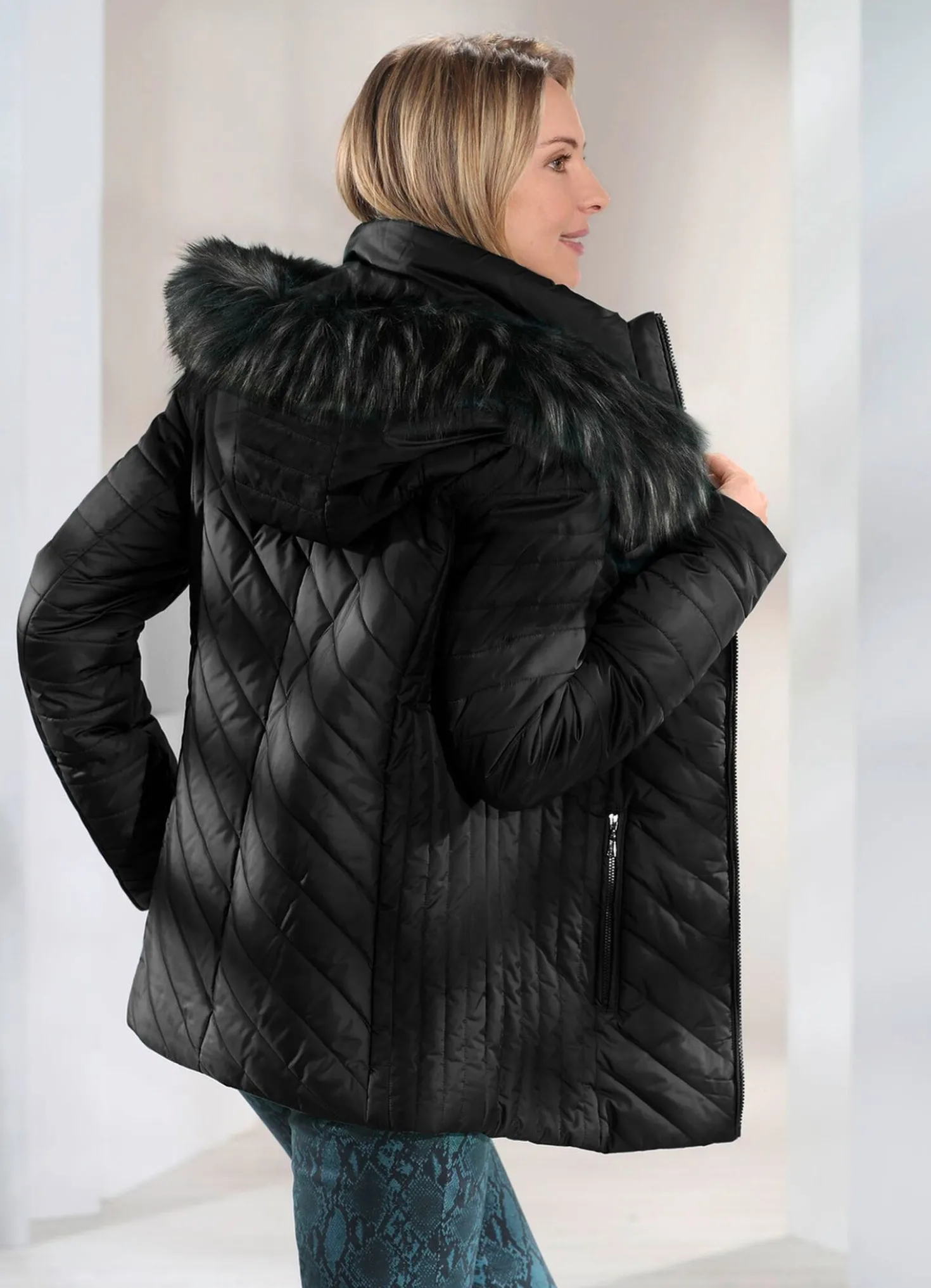 Jacke mit abnehmbarer Kapuze