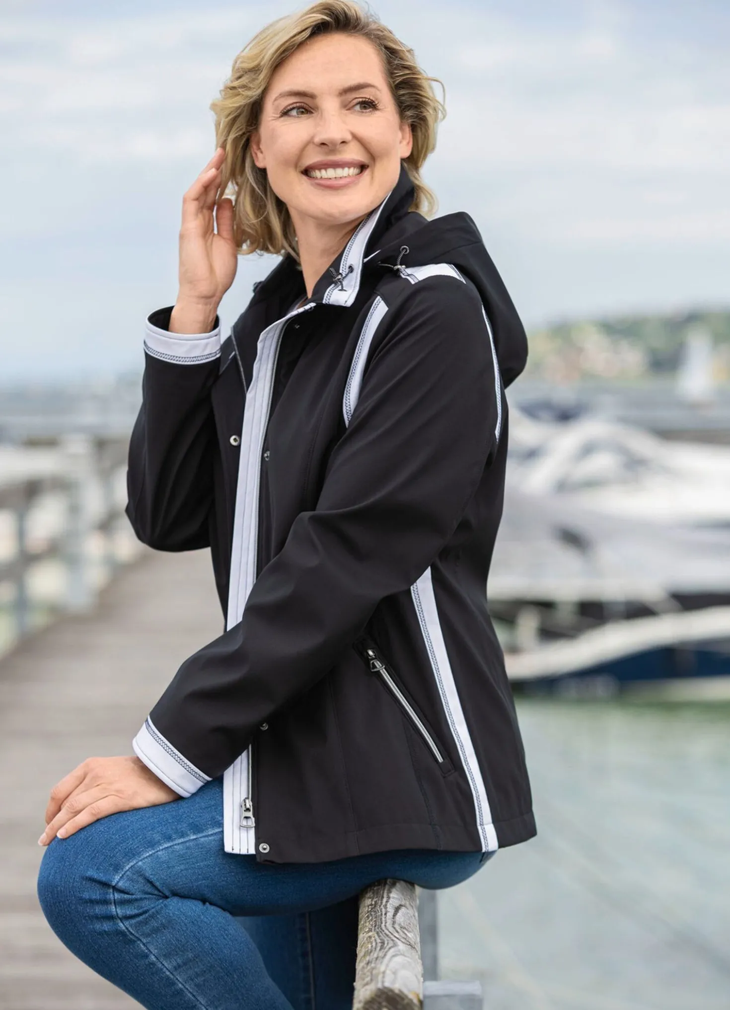 Jacke mit abnehmbarer Kapuze