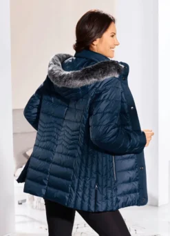 Jacke mit abnehmbarer Kapuze