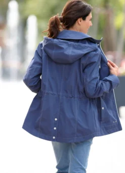 Jacke mit abnehmbarer Kapuze
