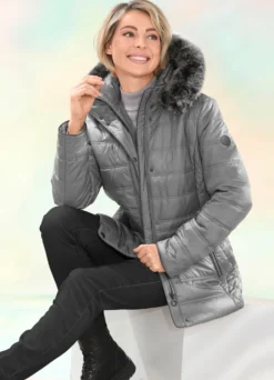 Jacke mit abnehmbarer Kapuze