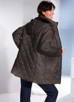 Jacke mit abnehmbarer Kapuze