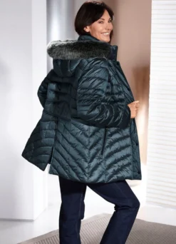 Jacke mit abnehmbarer Kapuze