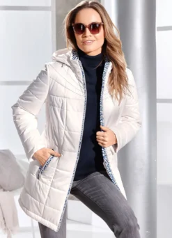 Jacke mit abnehmbarer Kapuze