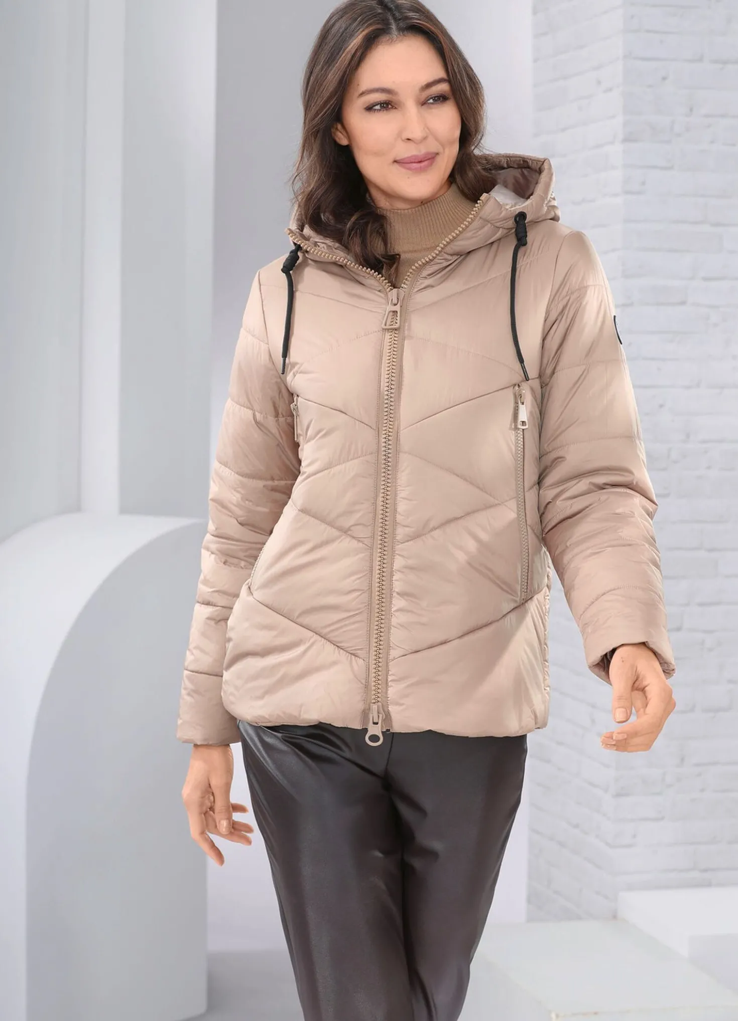 Jacke mit fester Kapuze