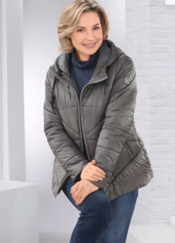 Jacke mit fester Kapuze