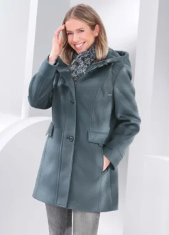 Jacke mit fester Kapuze