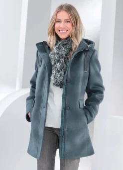 Jacke mit fester Kapuze