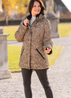 Jacke mit fester Kapuze