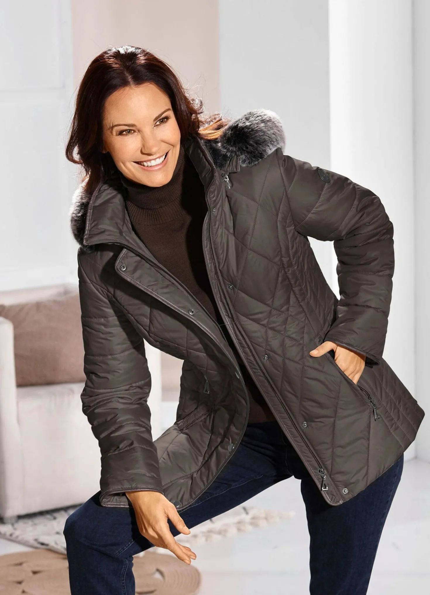 Jacke mit figurfreundlicher Längssteppung seitlich