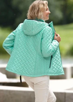 Jacke mit figurschmeichelnder Längssteppung seitlich