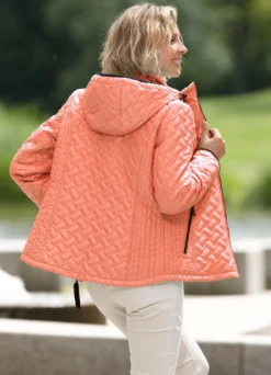 Jacke mit figurschmeichelnder Längssteppung seitlich