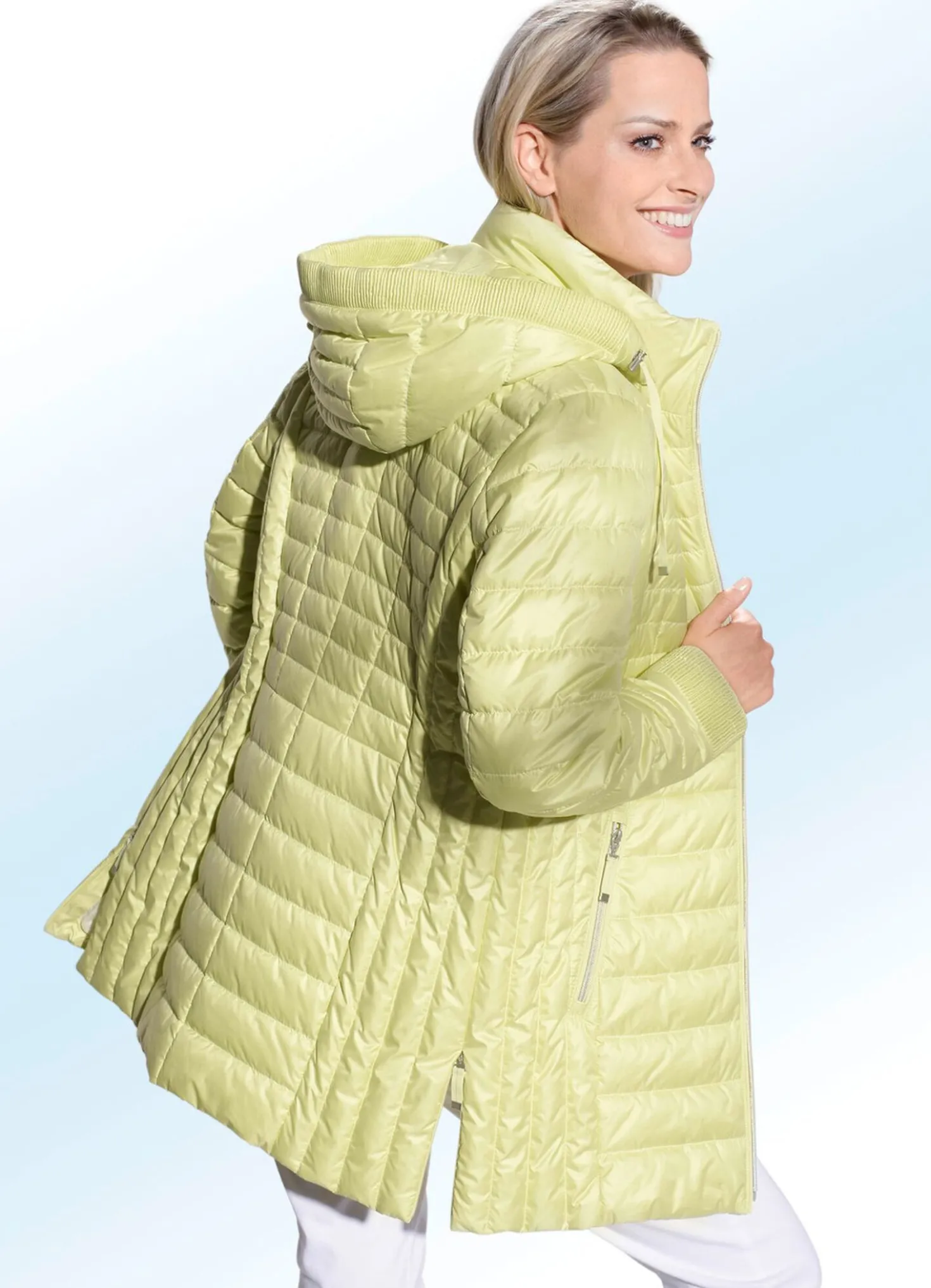 Jacke mit gesmoktem Rand an der abnehmbaren Kapuze