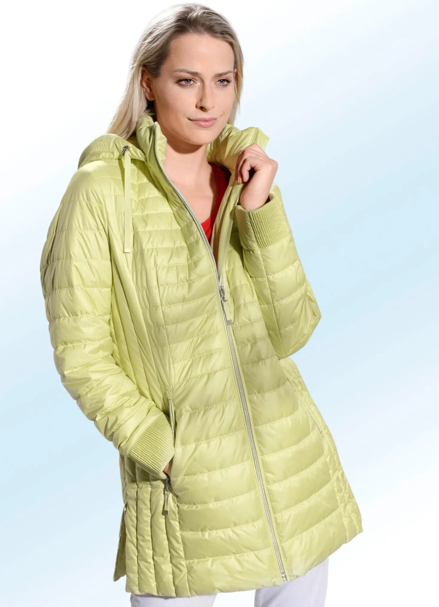 Jacke mit gesmoktem Rand an der abnehmbaren Kapuze