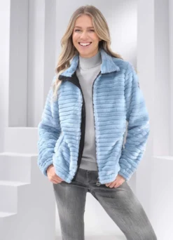 Jacke mit hoch schließbarem Stehkragen