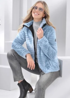 Jacke mit hoch schließbarem Stehkragen
