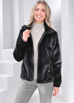 Jacke mit hoch schließbarem Stehkragen