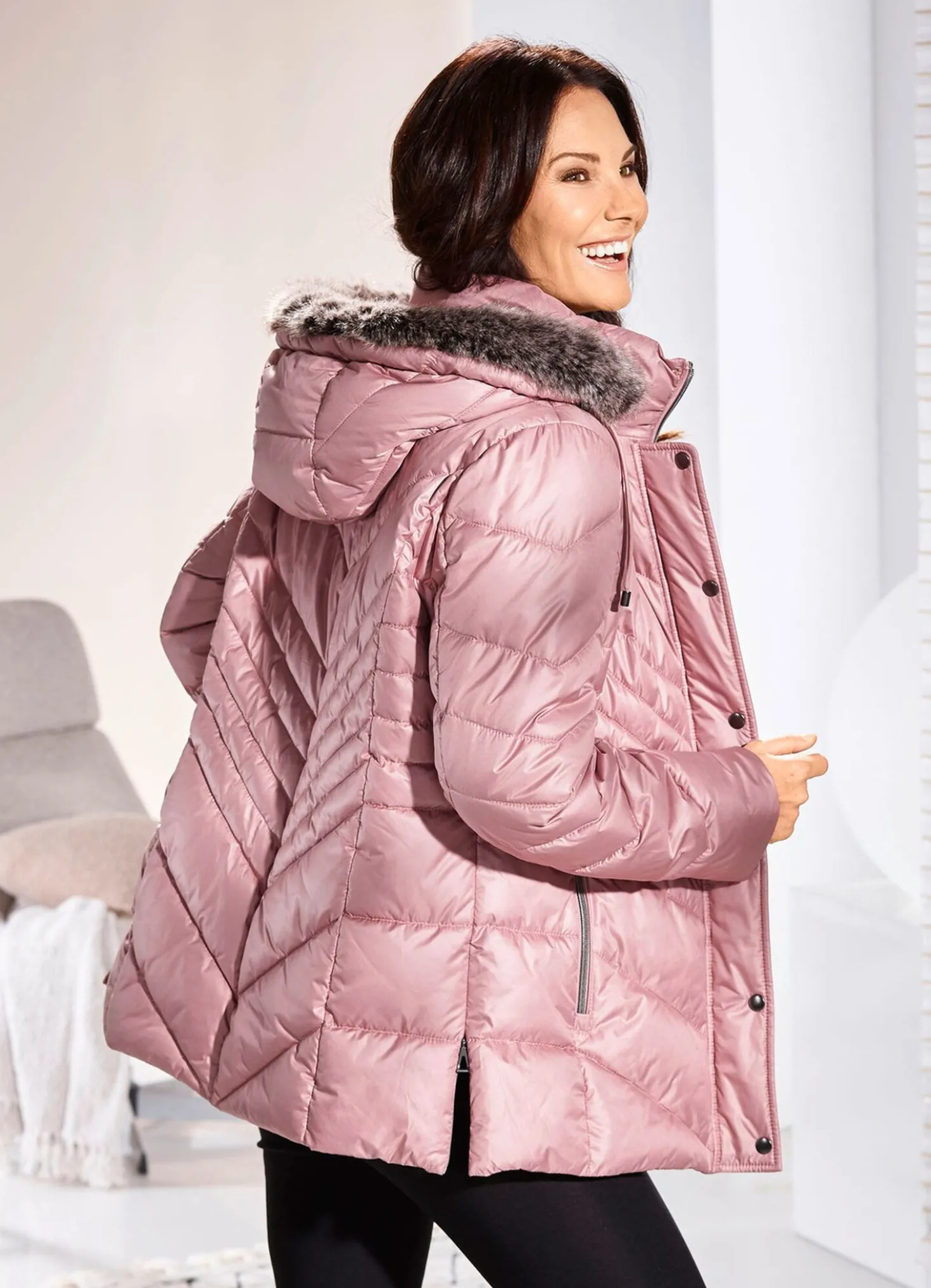 Jacke mit Reißverschluss an den Seitenschlitzen