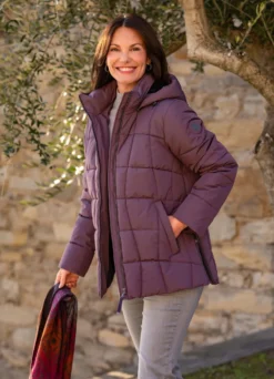 Jacke mit Reißverschluss an den Seitenschlitzen
