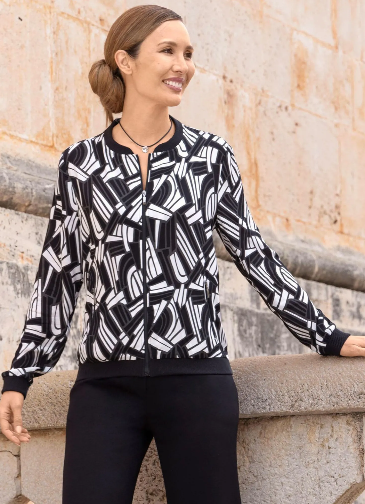 Jacke mit schwarzen Rippenbündchen