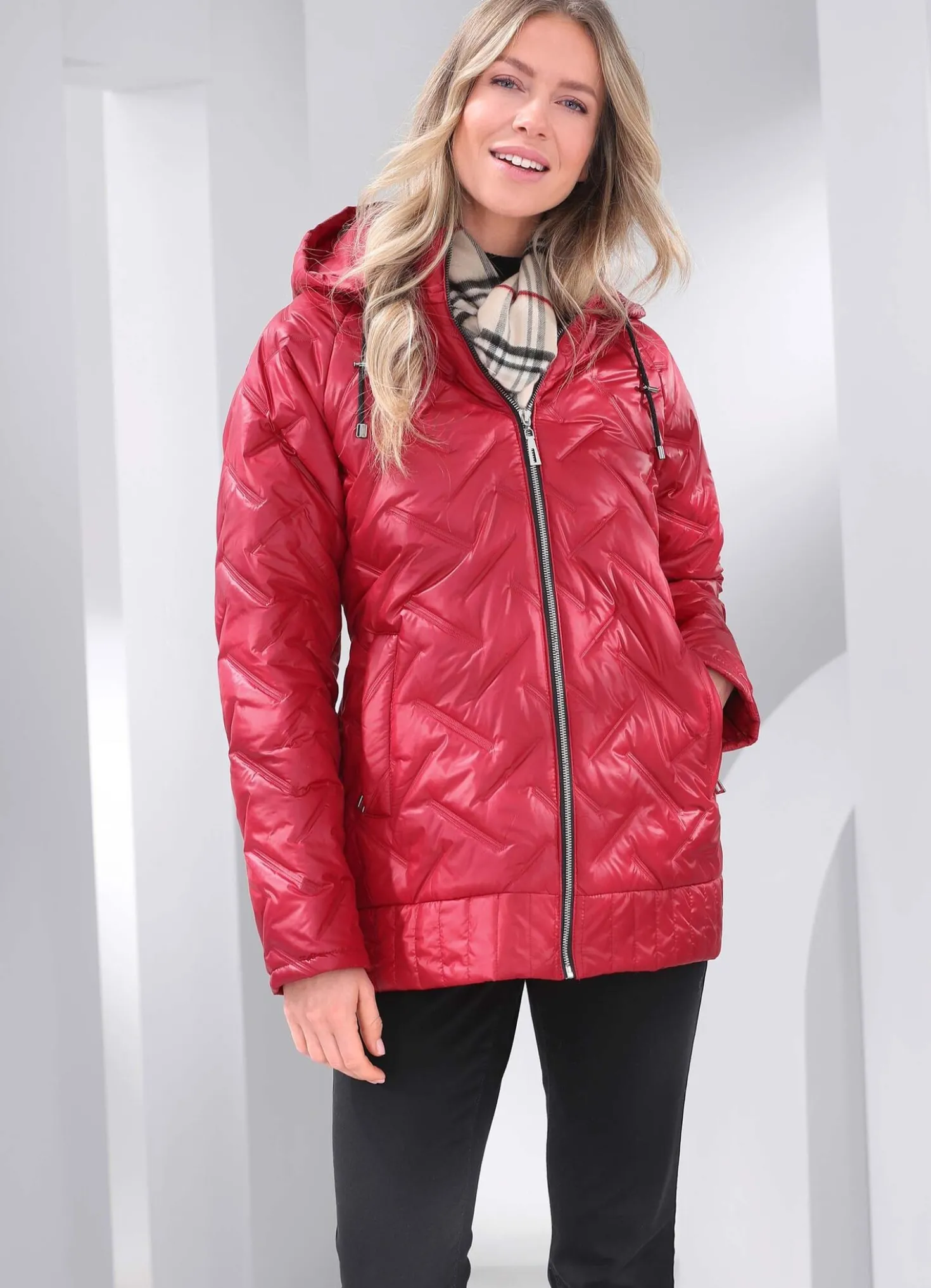 Jacke mit trendstarkem Laserstepp