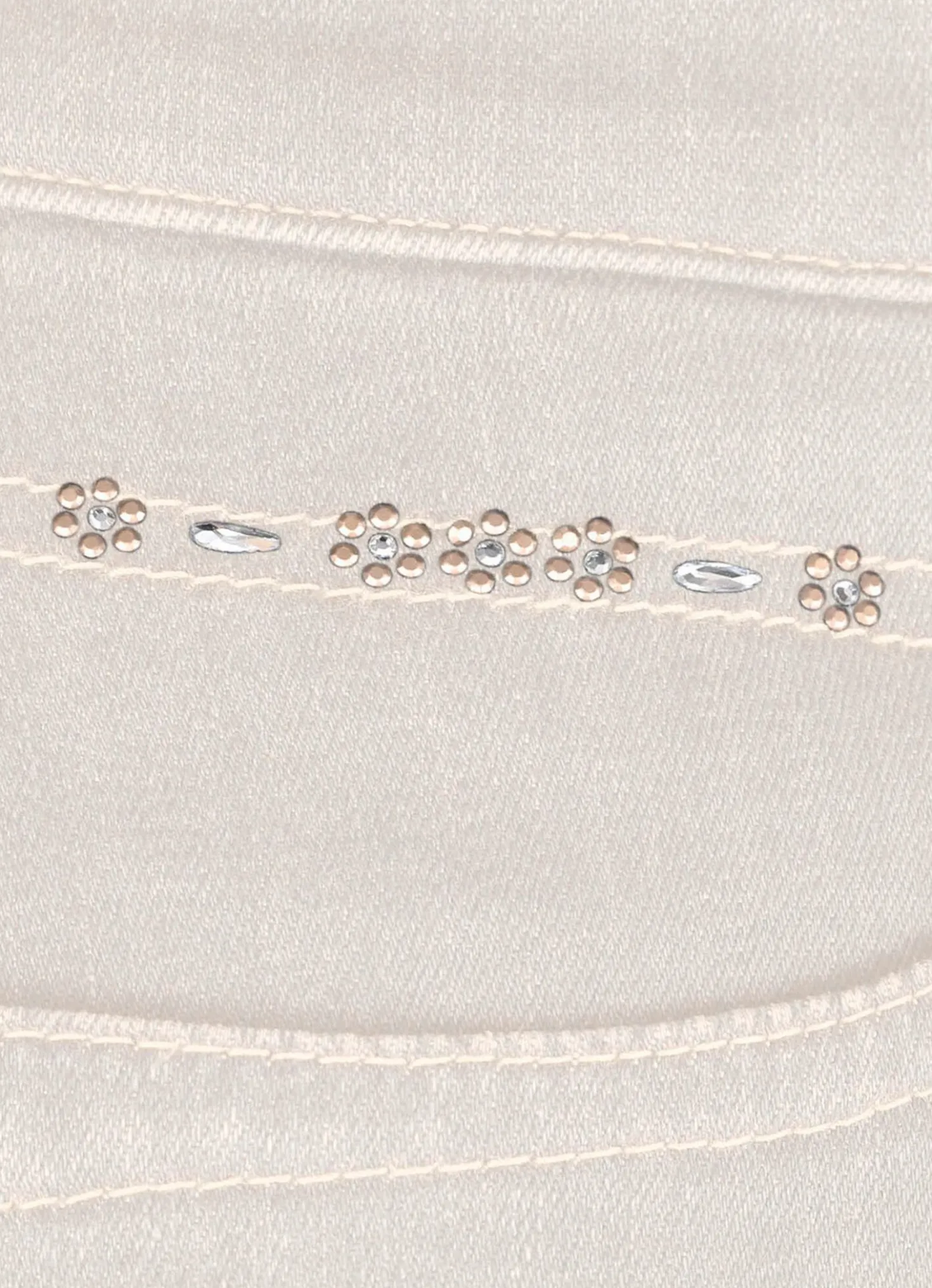 Jeans mit dezenter Strasszier