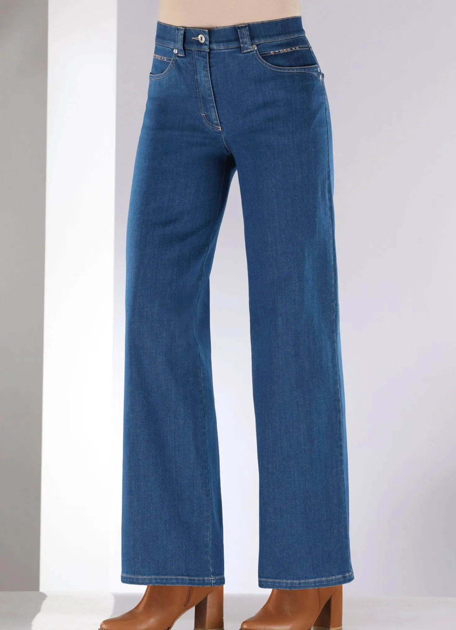 Jeans mit dezenter Strasszier