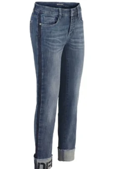 Jeans mit Fransensaum und Schriftzug auf einem Bein
