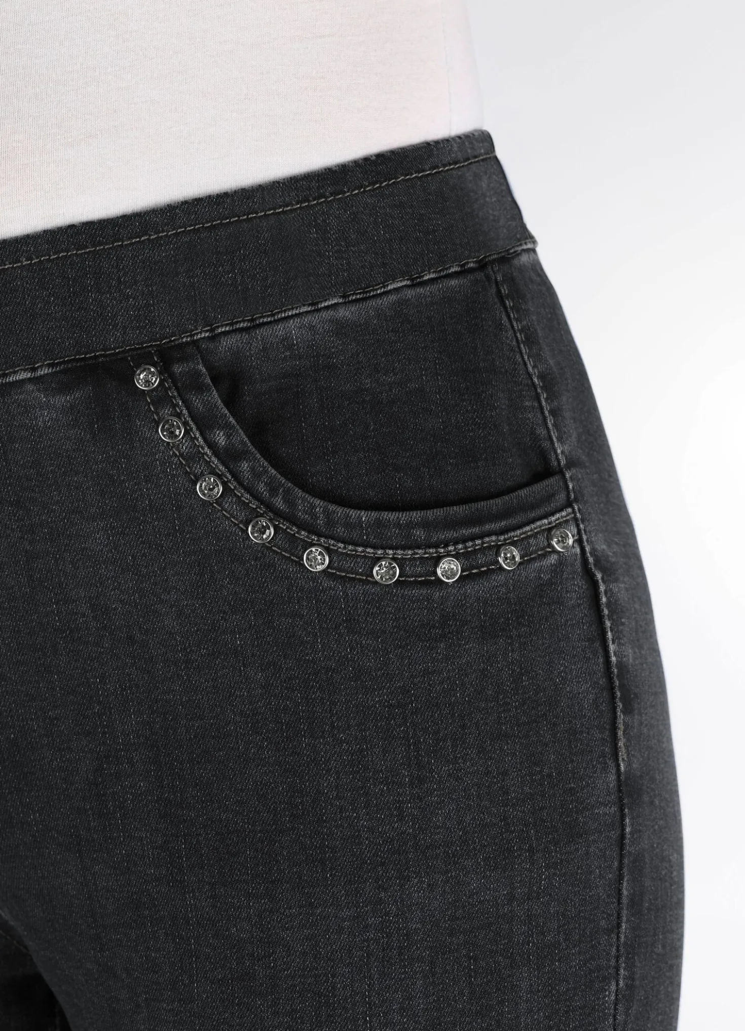 Jeans mit Strasssteinchen