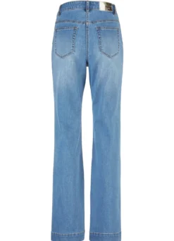 Jeans mit trendigen Zierknöpfen