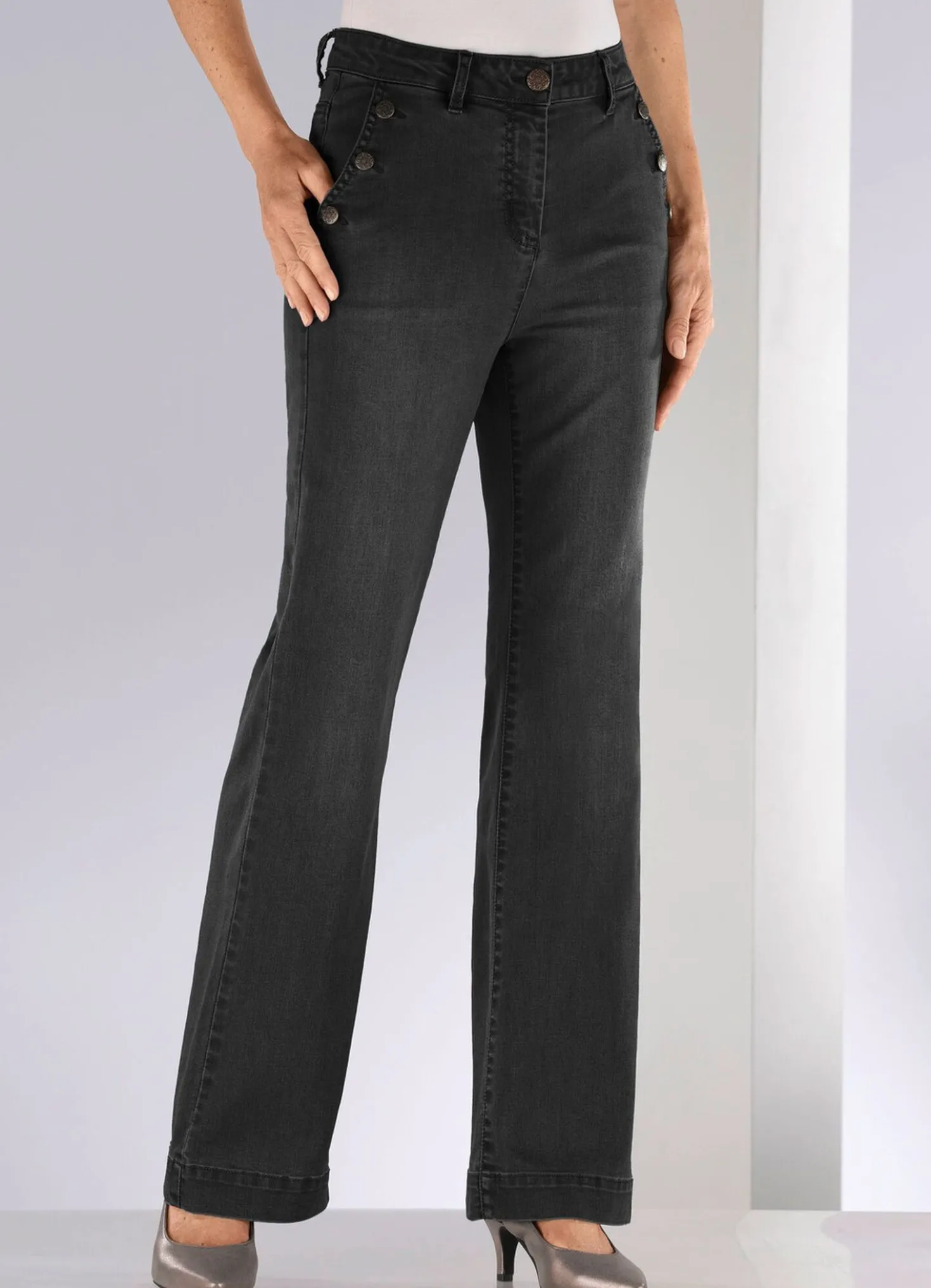 Jeans mit trendigen Zierknöpfen