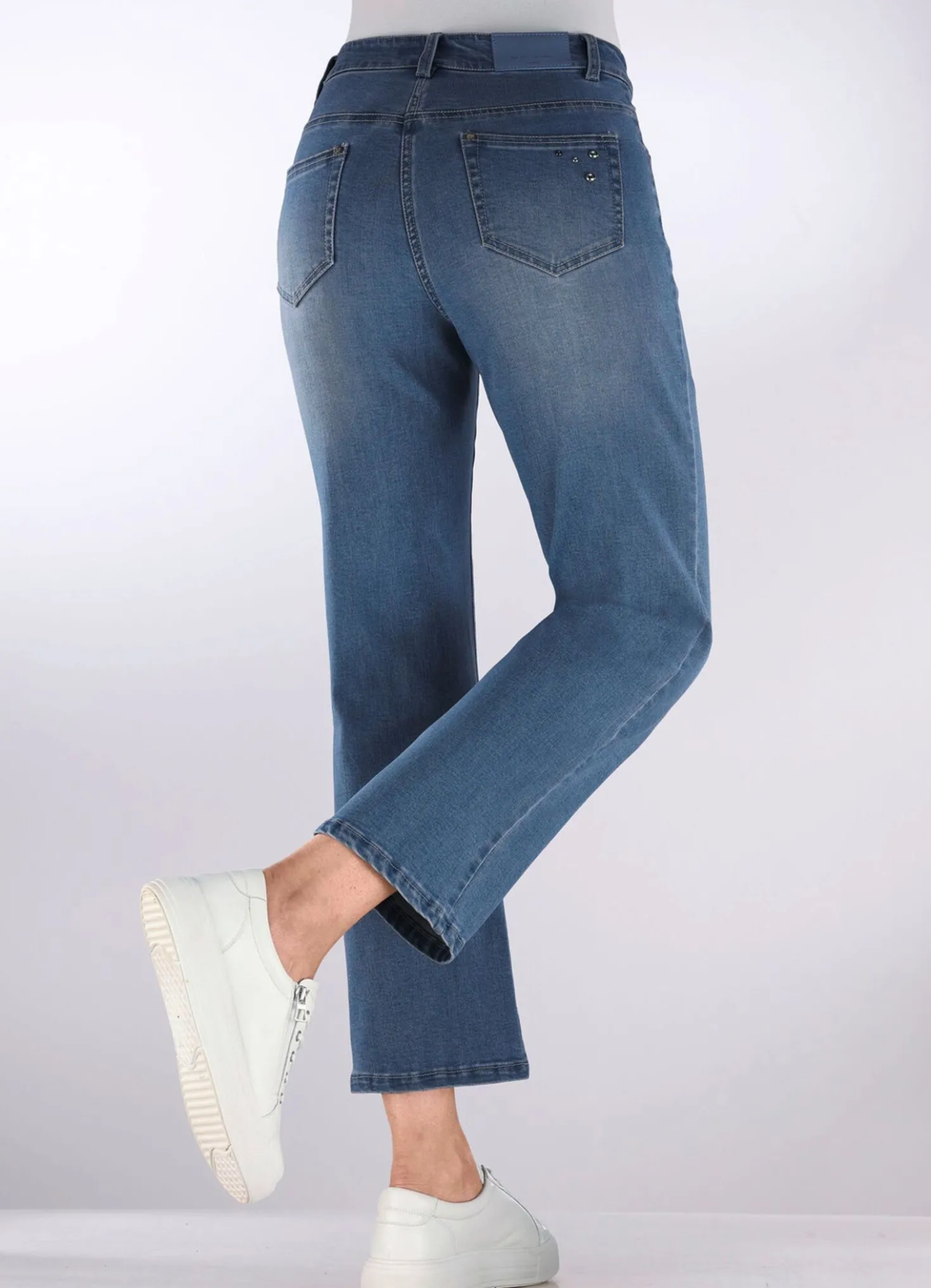 Jeans mit trendigen Ziernieten