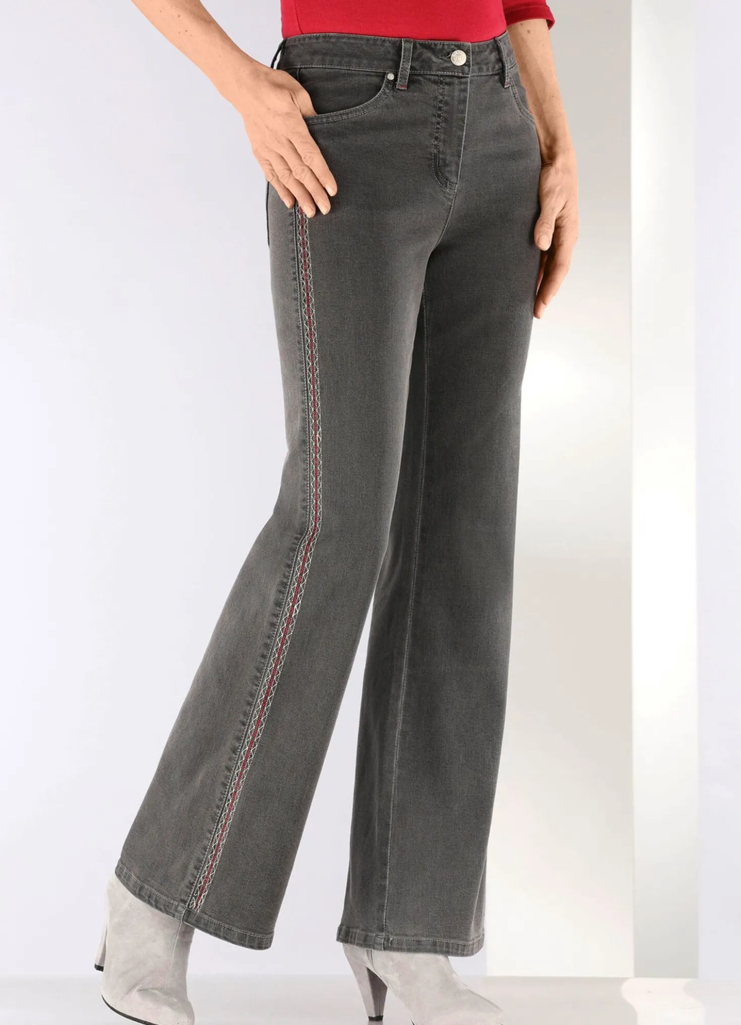 Jeans mit Ziersteppungen im Ethno-Stil