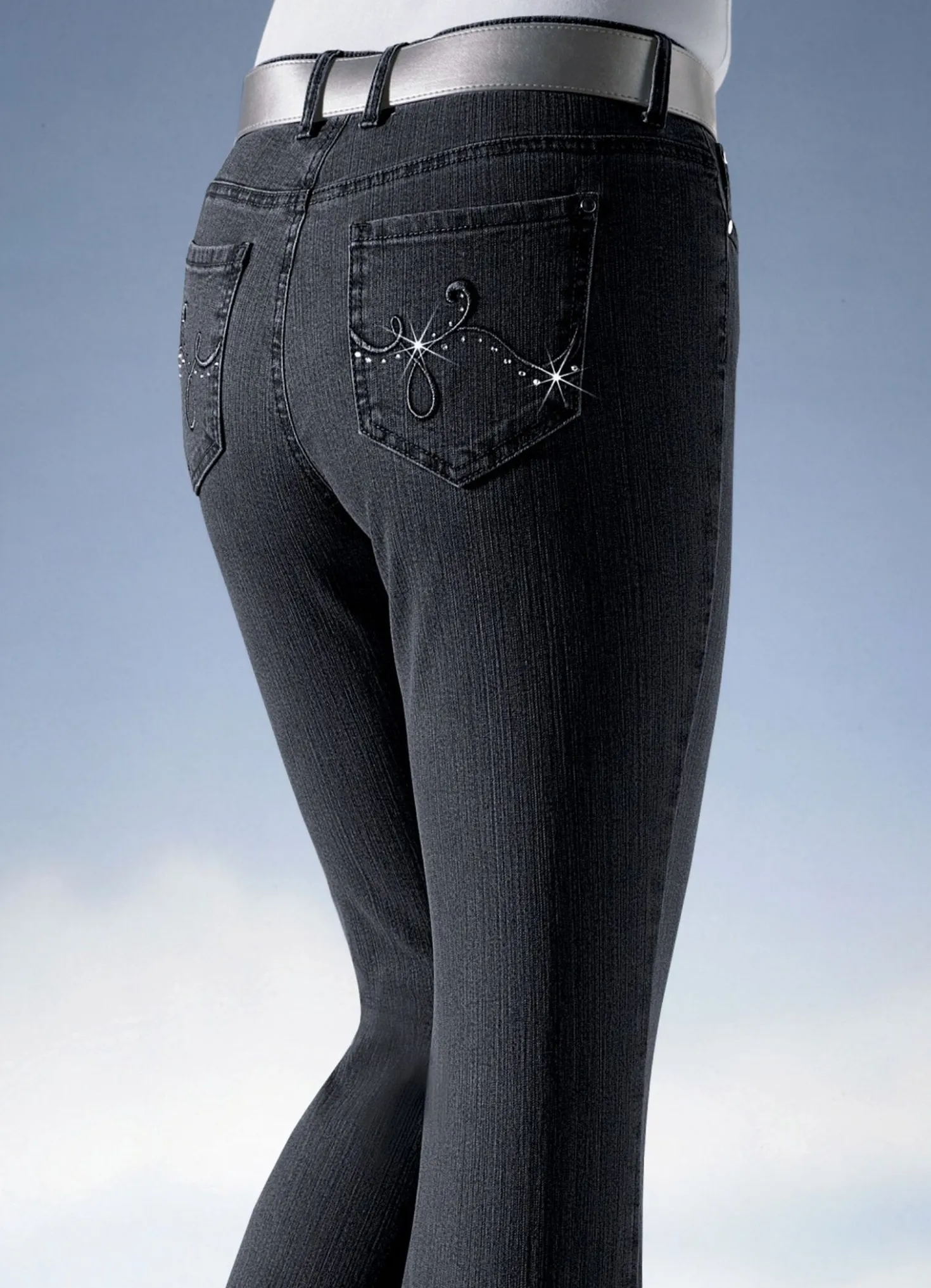 Jeans verziert mit funkelnden Strasssteinen