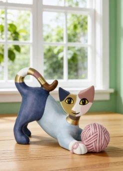 Katze mit Wollknäuel aus hochwertigem Biskuitporzellan