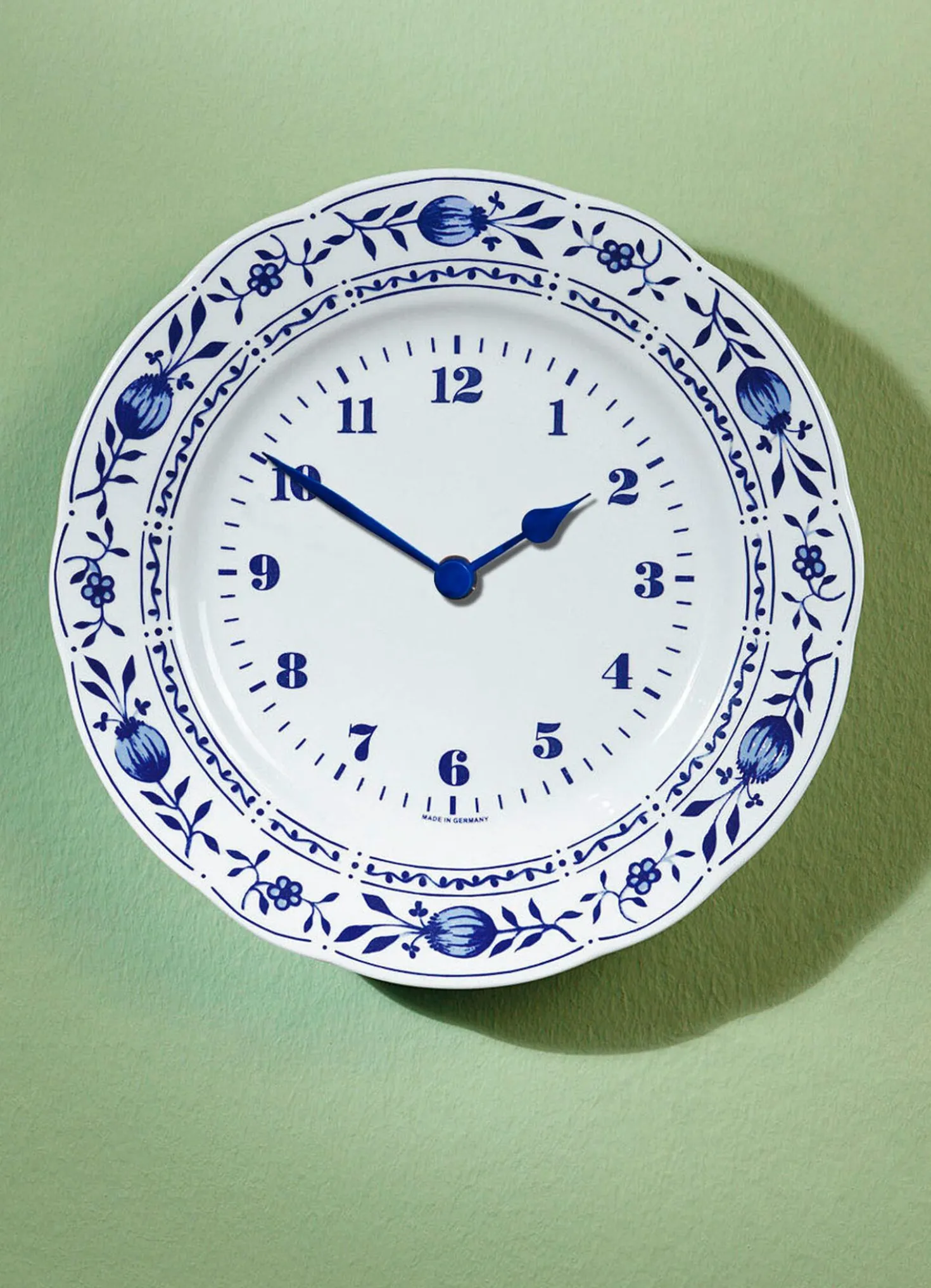 Keramik-Wanduhr mit klassischem Zwiebelmuster