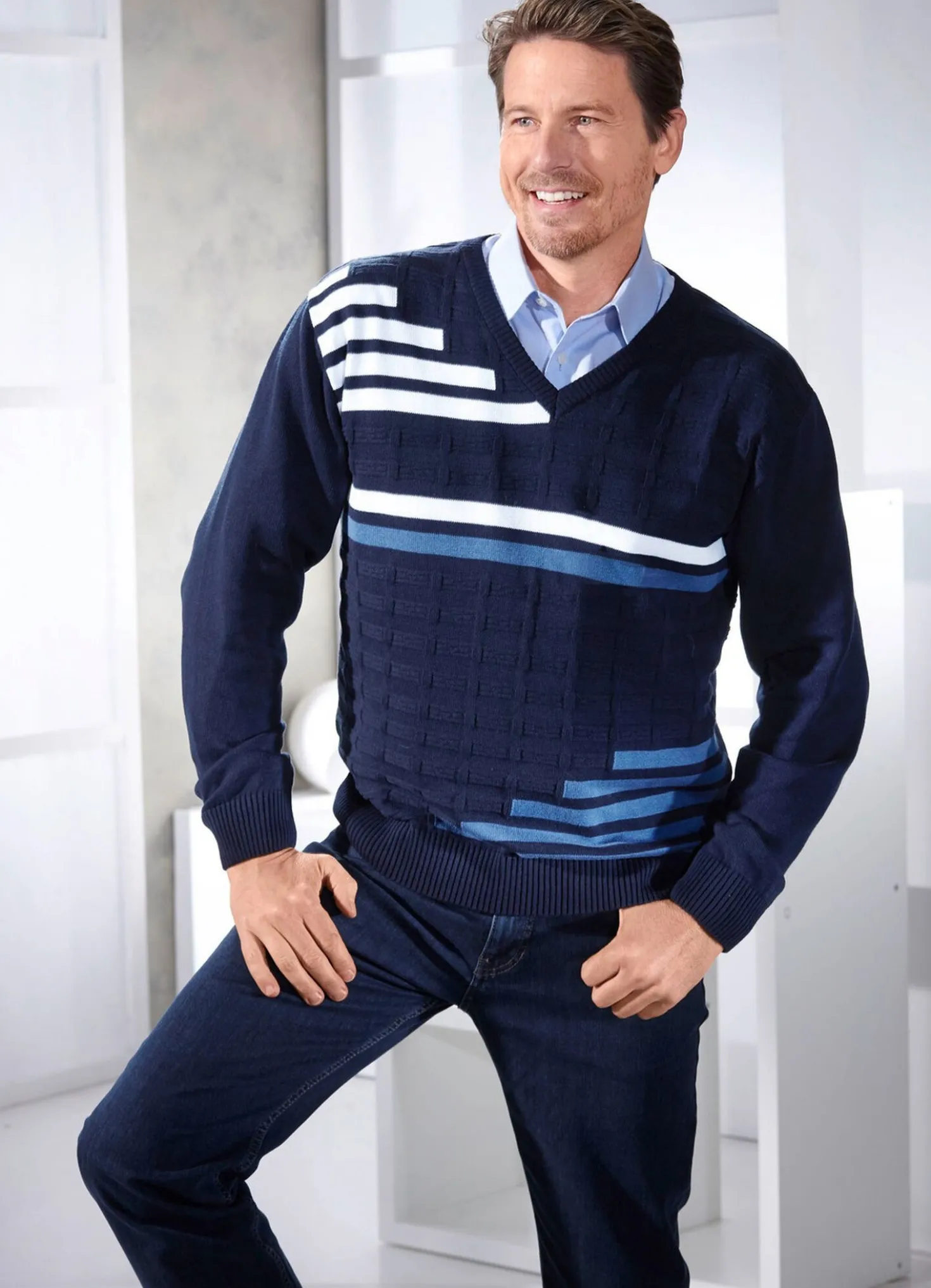 Klassischer Pullover mit V-Ausschnitt